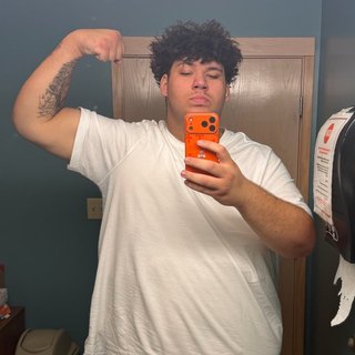 Gelo, flexing in a mirror selfie